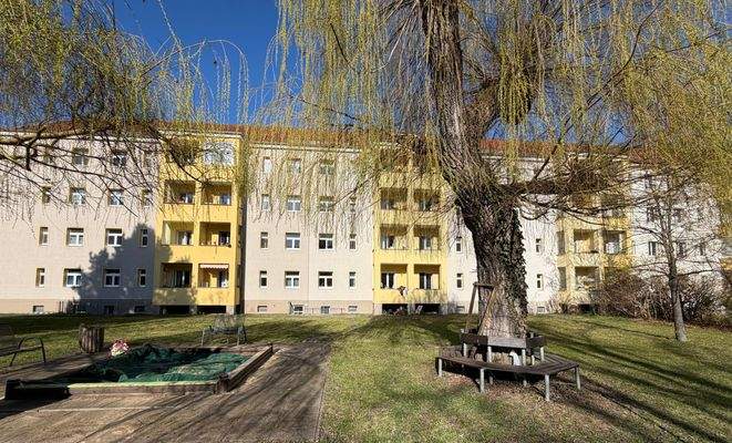 Spielplatz mit Sitzmöglichkeiten