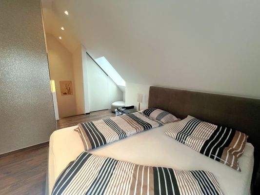 Schlafzimmer mit begehbaren Kleiderschrank