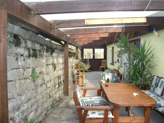 Terrasse Obergeschoss mit Klostermauer