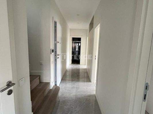 Duplex Apartment Close to Metrobüs Station in İstanbul Beşiktaş
