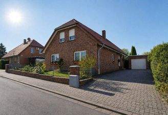 Hausansicht mit Garage.jpg