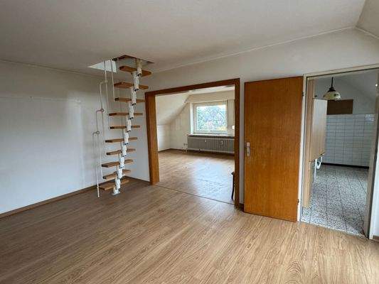 Blick in die Küche und Wohnzimmer