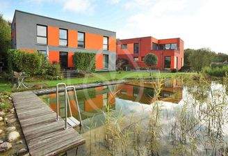 Wohn- und Bürohaus mit Naturpool