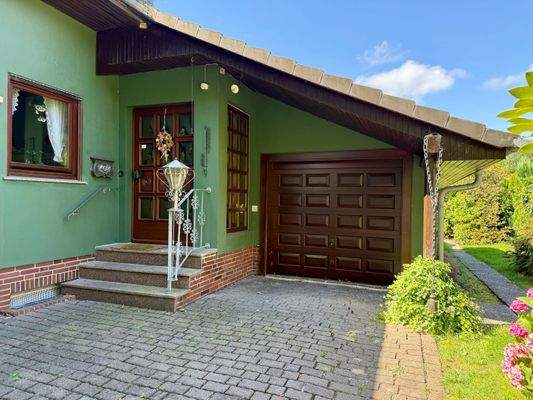 Eingangsbereich und Garage