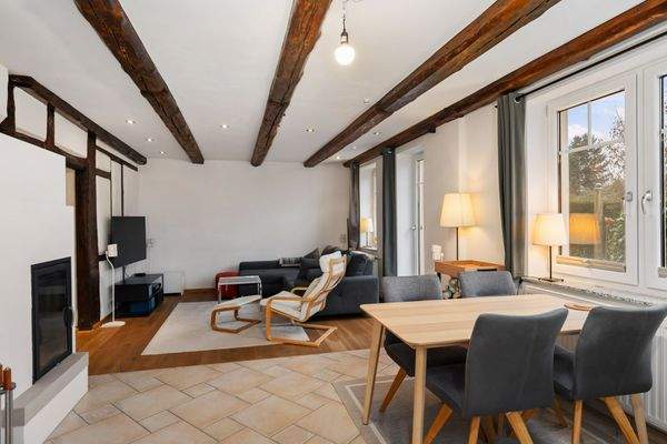 Gemütlicher Wohn- und Essbereich mit Zugang zur großen Sonnenterrasse.