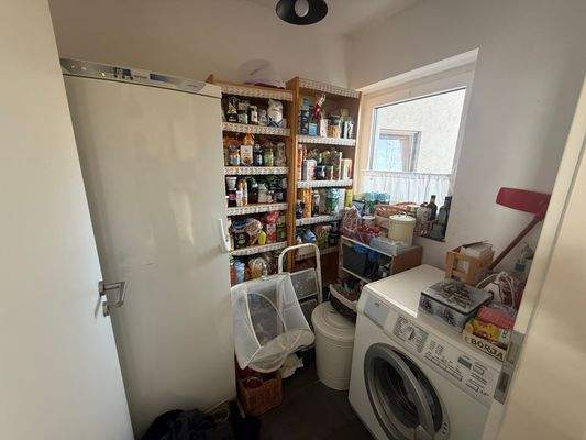 Abstellraum mit Waschmaschinenanschluss