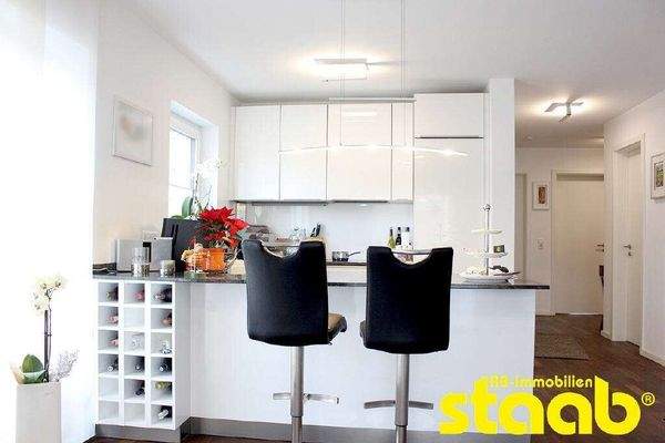 mit hochwertiger Einbauküche!