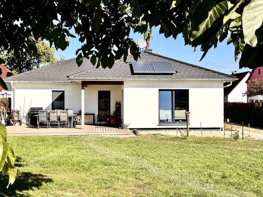 Hausansicht vom Grundstück aus