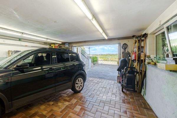 Großzügige beheizbare Garage