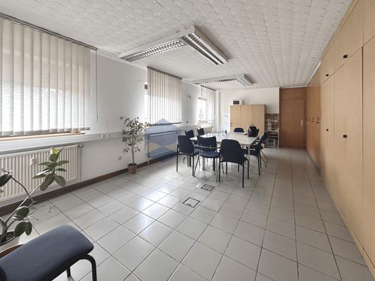 Größeres Hinterzimmer mit Küchenanschluss