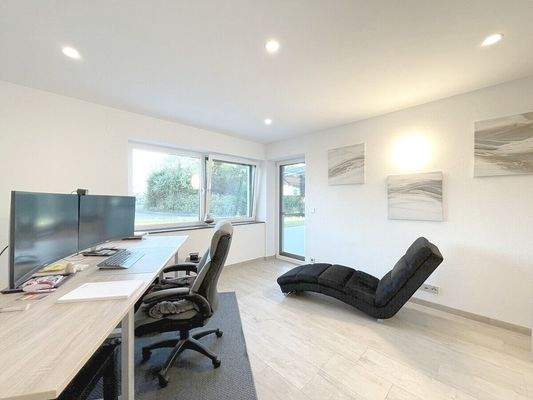 Großes helles Arbeitszimmer im EG