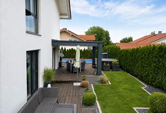 Garten mit Jacuzzi und Pool