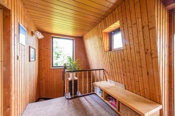 Flur mit Treppe im OG