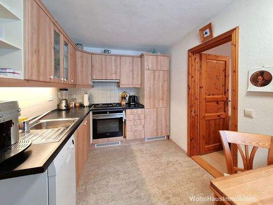 Küche als Durchgangsraum mit kleinem Sitzplatz