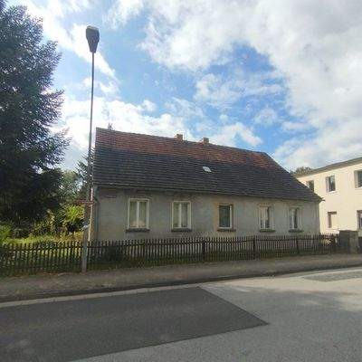 Straßenansicht des größeren Hauses