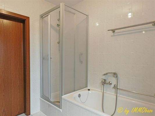 Bad mit Wanne und Dusche