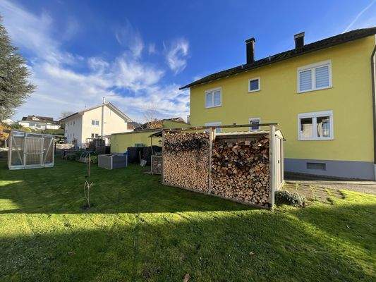 Seitenansicht mit angrenzender Fläche