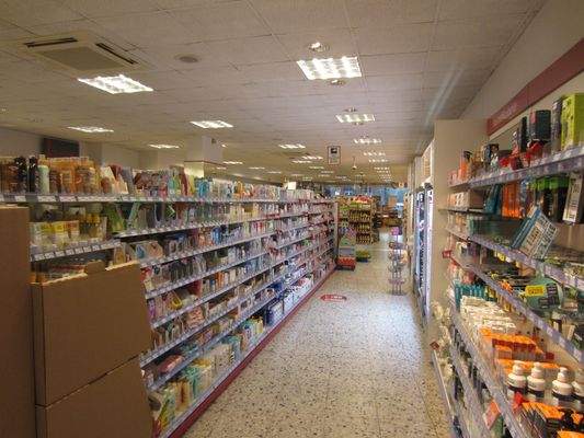 WEITERER BLICK AUF DIE VERKAUFSFLÄCHE