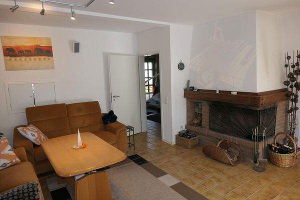 Wohnzimmer mit Kamin