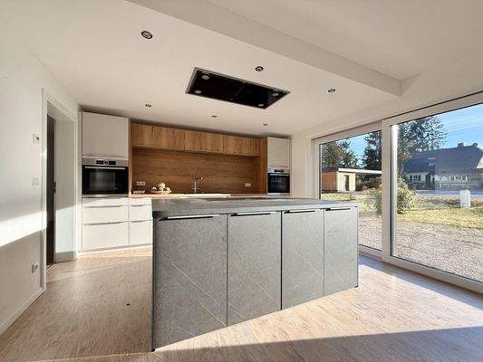 Stadtvilla: hochwertige Einbauküche mit Kochinsel