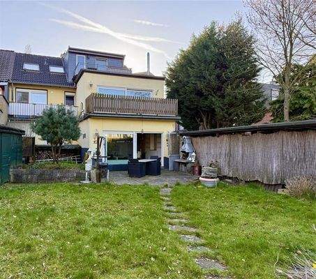 Großer Garten mit Terrasse und Grillplatz 