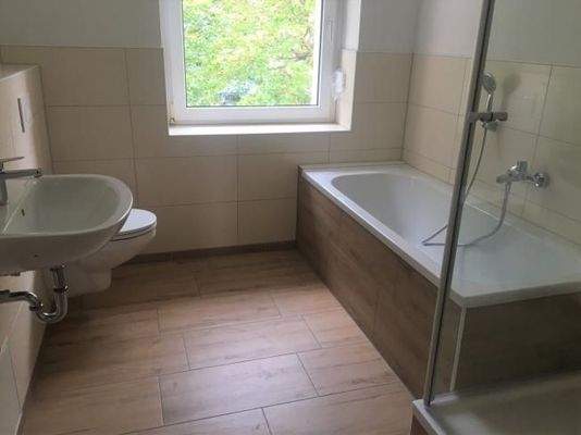 Bad mit Wanne und Dusche