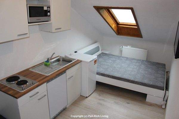 Zimmer mit Küchenzeile, Bett && TV