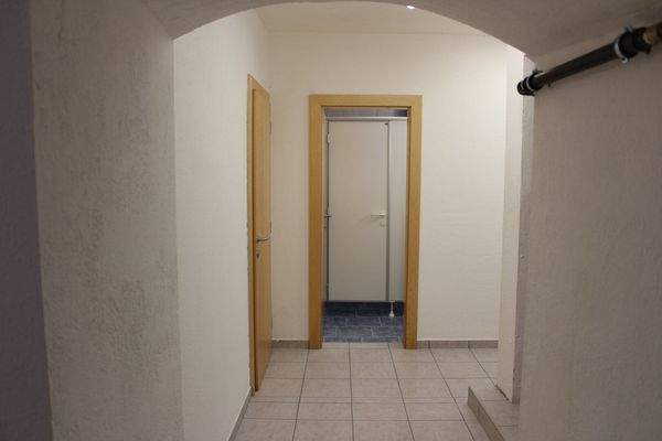 Gang mit Blick zum WC