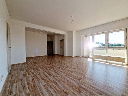 Offener Wohn-und Essbereich mit Balkon und Weinbergblick