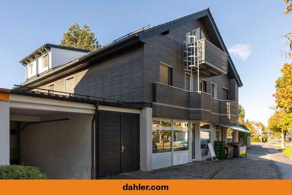 Straßenseite mit Einzelhandel