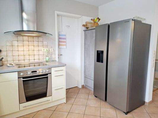 Küche mit Tür zum Vorratsraum