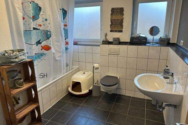 Bad mit Wanne und WC im EG