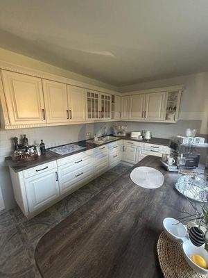 Neue Einbauküche mit Küchenindel im Landhausstil