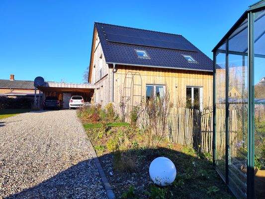 50) EFH m. PV-Anlage und Carport.jpg