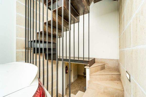 Garage, zusätzliches Bad, Stauraum und Zugang in die Wohnung