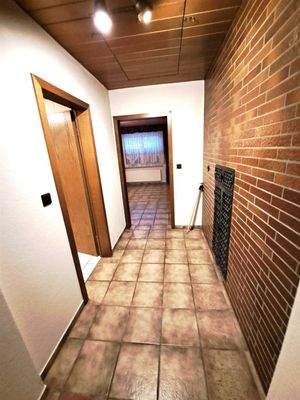 OG 2. Flur zum Schlafzimmer u. Kizi