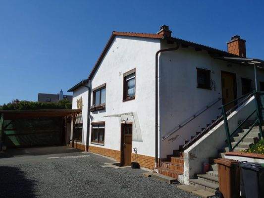 Seitenansicht mit Hauseingang