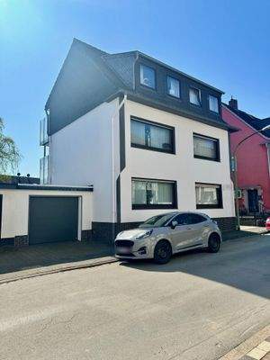 Frontansicht Haus mit Garage