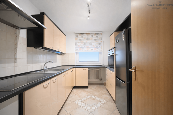 Helle Küche mit großem Fenster