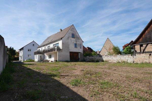 Mehrfamilienhaus von Gartenseite 