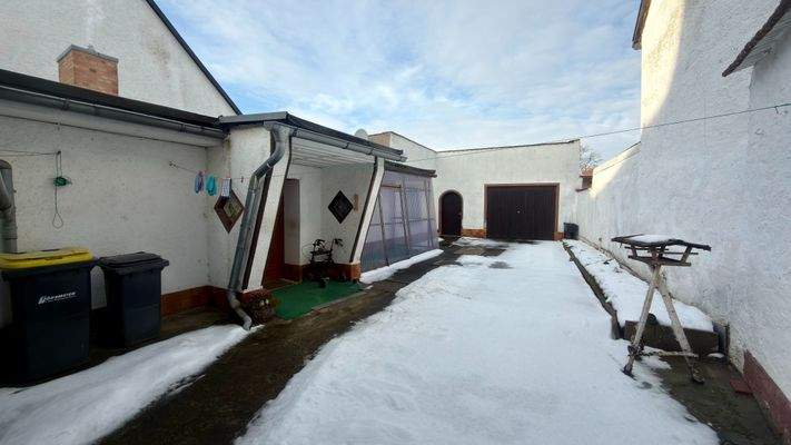 Einfahrt, Blick auf Garage