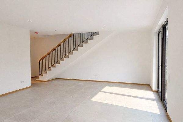 Wohnzimmer mit Treppenaufgang