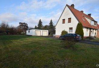 Hausansicht mit Garten