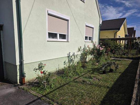 01_Aussenansicht_Haus2.jpg – Außenansicht mit Vorg