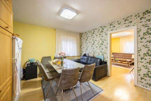 Wohnung, OG, rechts: Wohnküche, Tür zum Wohnzimmer