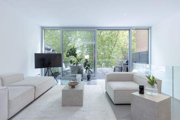 Große, verschiebbare Glasfront mit Fliegengitter