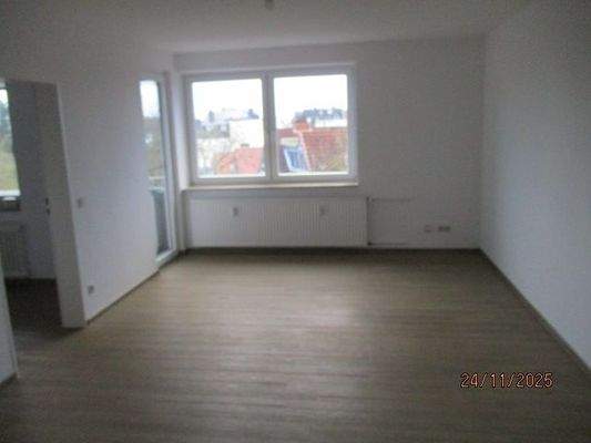 Helles Wohnzimmer mit Balkon