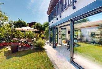 Garten mit großer Schiebetür