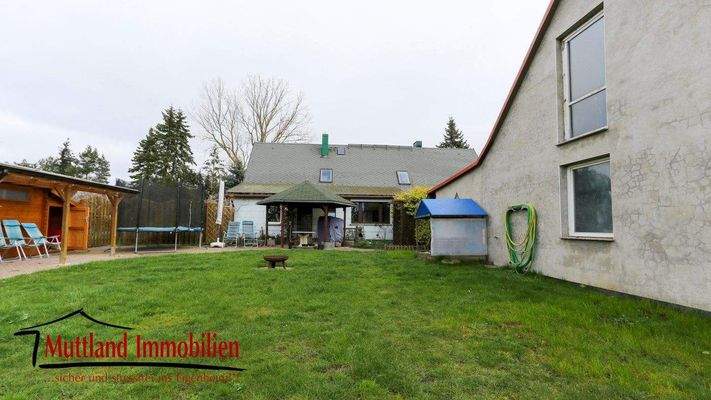 Hausansicht mit Werkstatt- und Garagengebäude