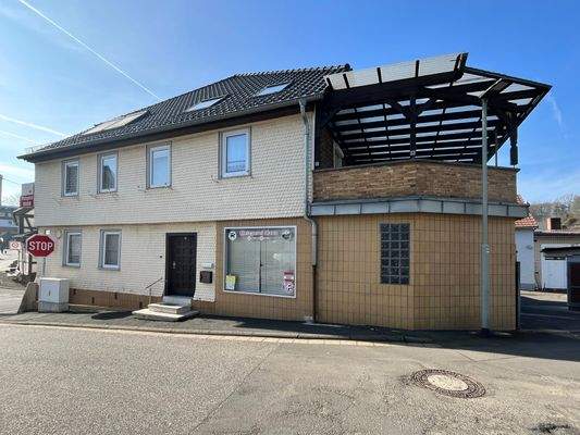 Großes Haus mit Laden